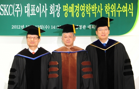 사진 왼쪽부터 송희영 건국대 총장, 최신원 회장, 손재영 건국대 대학원장