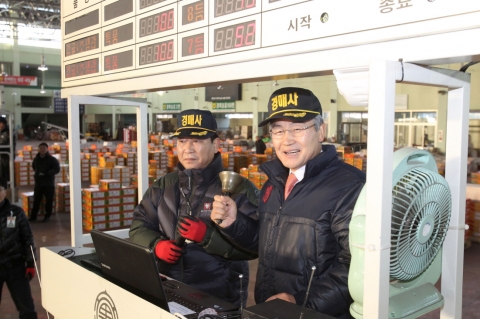 박승호 포항시장은 12일 새벽 포항도매시장 공판장을 방문, 산지 출하자, 중도매인, 3개 법인(포항청과, 대구경북 능금조합, 포항농협) 종사자 등 총 150여명의 현장 관계자들을 격려했다.