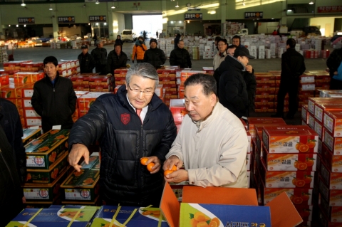 박승호 포항시장은 12일 새벽 포항도매시장 공판장을 방문, 산지 출하자, 중도매인, 3개 법인(포항청과, 대구경북 능금조합, 포항농협) 종사자 등 총 150여명의 현장 관계자들을 격려했다.