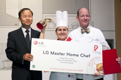 (왼쪽부터) LG전자 브라질법인 곽이근 HA담당, 우승한 엘살바도르팀의 패트리샤 로드리게즈(Patricia De Rodriguez)씨, 세계 조리사 협회(WACS; World Association of Chef’s Societies)의 기서 구드문슨(Gissur Gudmundsson) 회장.