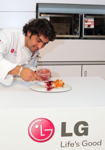 심사위원 중 한 명인 현지 유명 요리사 크리스토퍼 카르펜디에르 (Christopher Carpentier)가 칠레 전통 생선요리에 김치를 접목한 퓨전 요리를 선보이고 있다.