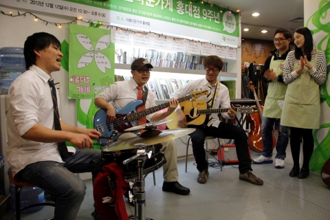 아름다운가게 홍대점행사 루스터라이드 공연