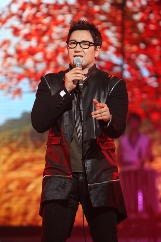 가수 더원(38)이 연말 우울하고 외로운 사람들의 ‘행복 전도사’를 선언했다.