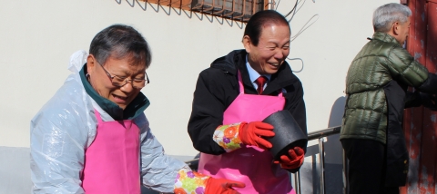군산대학교 채정룡 총장과 문동신 군산시장, 군산대 직원 봉사단체인 이웃사랑모임 회원 30여명은 13일(목) 신풍동 일대 소외 계층 5세대에 사랑의 연탄 1500여장을 배달하는 봉사