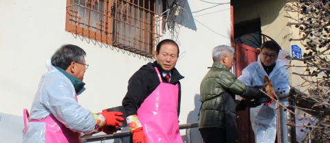 군산대학교 채정룡 총장과 문동신 군산시장, 군산대 직원 봉사단체인 이웃사랑모임 회원 30여명은 13일(목) 신풍동 일대 소외 계층 5세대에 사랑의 연탄 1500여장을 배달하는 봉사활동을 펼쳤다.