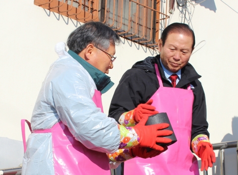 군산대학교 채정룡 총장과 문동신 군산시장, 군산대 직원 봉사단체인 이웃사랑모임 회원 30여명은 13일(목) 신풍동 일대 소외 계층 5세대에 사랑의 연탄 1500여장을 배달하는 봉사