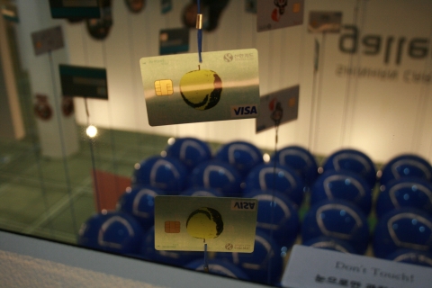 신한카드(사장 이재우, www.shinhancard.com)는 오는 16일까지 코엑스에서 개최되는 ‘2012 서울 디자인 페스티벌’에서 신한카드의 아트 디자인을 소개하고 있다고 14일 밝혔다.
