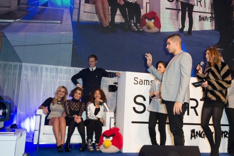 삼성전자가 런던에서 개최한 '앨그리버드 올스타 파이널' 행사에서 행사 참가자들이 세계 최초의 동작인식 스마트TV 게임 앵그리버드를 시연하고 있다.