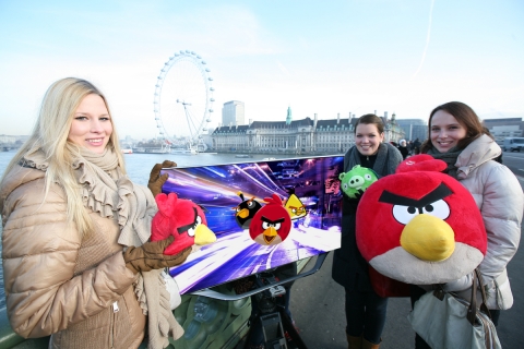 삼성전자가 런던에서 개최한 '앵그리버드 올스타 파이널' 행사에 맞춰 런던의 주요 명소를 찾아다니며 세계 최초의 동작인식 스마트TV 게임 앵그리버드를 알리고 있다.