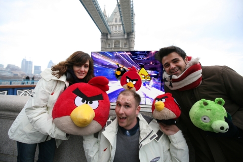 삼성전자가 런던에서 개최한 '앵그리버드 올스타 파이널' 행사에 맞춰 런던의 주요 명소를 찾아다니며 세계 최초의 동작인식 스마트TV 게임 앵그리버드를 알리고 있다.