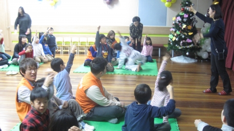 지난 12월 12일 오후 4시 삼전종합사회복지관(관장 박영희) 장애아동주간보호센터와 방과 후 교실은 2012년 마지막 통합레크레이션 프로그램을 진행했다.