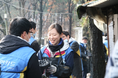 구룡마을에서 연탄배달 봉사활동 중인 신한카드 신입사원들