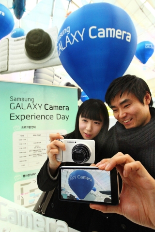 삼성전자 15일 삼성동 코엑스 센트럴 프라자 만남의 광장에서 세계최초 LTE 카메라인 '갤럭시 카메라'의 특화된 기능들을 자유롭게 체험해 볼 수 있는 '