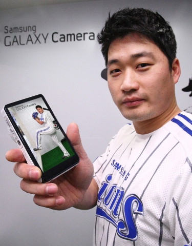 삼성전자 15일 삼성동 코엑스 센트럴 프라자 만남의 광장에서 세계최초 LTE 카메라인 '갤럭시 카메라'의 특화된 기능들을 자유롭게 체험해 볼 수 있는 '