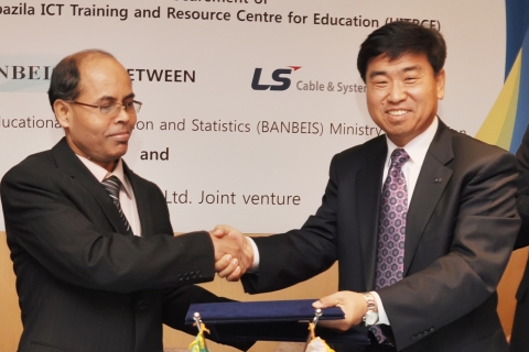 지난 14일 방글라데시 정보통신기술 교육훈련센터 건립 프로젝트 계약 조인식 후 LS전선 솔루션사업부장 신상훈 이사(우측)와 방글라데시 교육정보통계국장 아산 압둘라(Ahsan Abdullah)가 계약서를 교환하고 있다.