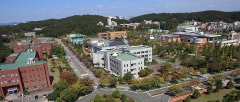 군산대학교(총장 채정룡)가 2013학년도 신입생 모집에서 특성화고 졸업 재직자특별전형을 신설하고 신입생을 모집하고 있다.