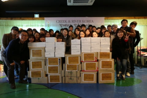 크릭앤리버코리아는 함께하는 사랑밭과 함께 직접 만든 케이크와 후원물품을 복지시설에 전달했다