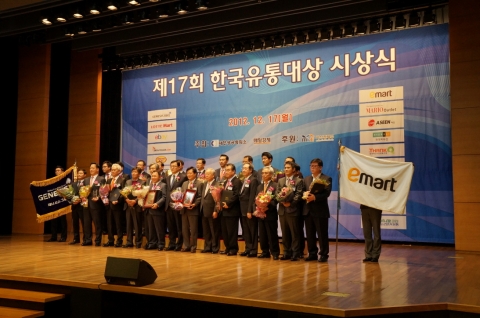 대한민국 1등 아웃도어쇼핑몰 오케이아웃도어닷컴(대표 장성덕)이 17일 대한상공회의소에서 열린 제17회 한국 유통대상 시상식에서 유통효율혁신부분 대상인 지식경제부장관상을 수상하는 영