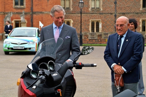 HRH Prince Charles and Sir Stirling Moss inspect the Vectrix at the 2007 Eco-Rally Royal Launch
