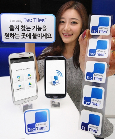삼성전자가 'NFC(Near Field Communication)' 기술을 적용한 새로운 개념의 스마트폰 액세서리 '삼성 텍타일(TecTiles)'을 국내에 출시한다. 사진은 서울 삼성동 코엑스몰 삼성 모바일샵에서 삼성전자 모델이 '삼성 텍타일'을 소개하는 모습.