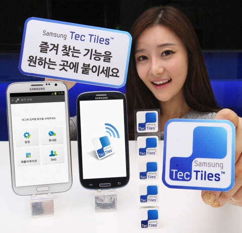 삼성전자가 'NFC(Near Field Communication)' 기술을 적용한 새로운 개념의 스마트폰 액세서리 '삼성 텍타일(TecTiles)'을 국내에 출시한다. 사진은 서울 삼성동 코엑스몰 삼성 모바일샵에서 삼성전자 모델이 '삼성 텍타일'을 소개하는 모습.