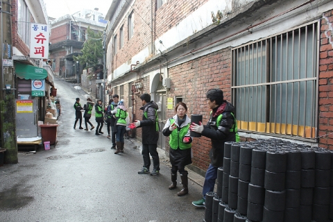 휴브랜드(대표 정연우)는 지난 15일 오전 서울 구로구 가리봉동에서 임직원 및 학습자 18명이 참여한 가운데 ‘연탄 나르기’ 봉사활동을 실시했다.