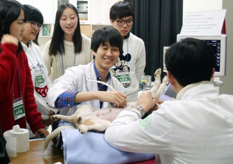 건국대학교(총장 송희영)는 대학-고교 연계 프로그램의 하나로, 학생들의 진로설정과 진학 계획에 도움을 주기 위해 중 고등학교 학생 60여 명을 캠퍼스로 초청, 지난 15일 ‘수의과대학 전공체험활동’을 개최했다.