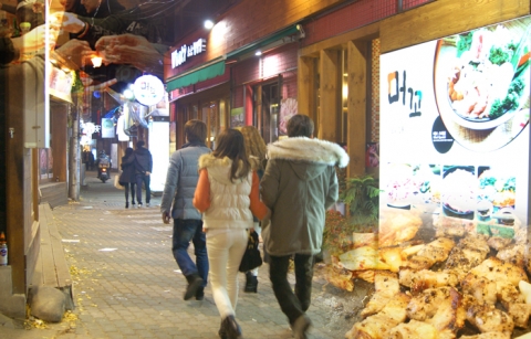 젊음과 낭만의 거리 로데오 2030골목에 위치한 삼겹살골목의 원조 맛집 머꼬What, 송년회회식과 연말모임장소로 인기있는 이유가 있다.