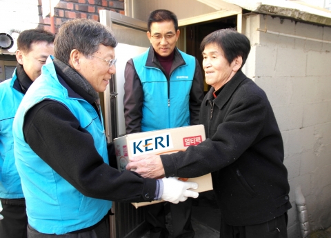김호용 원장(왼쪽)이 창원시내 이웃을 방문해 생필품을 전달하고 있다.