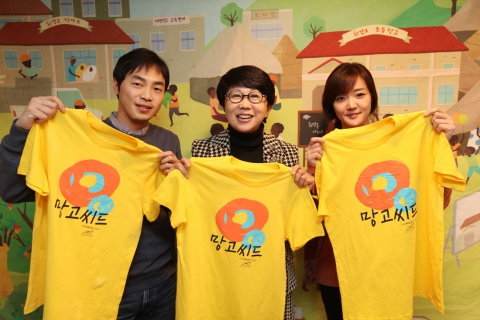 자연주의 화장품 더페이스샵은 사회공헌활동의 일환으로 ‘희망고 티셔츠’와 할인행사 ‘희망고데이’의 판매수익금 일부 및 추가 1억 원을 (사)희망의 망고나무에 전달한다.