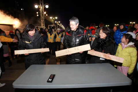 제14회 축전 당시 박승호 시장 내외와 이정옥 축제위원장이 액운타파 체험행사에 참여했다.
