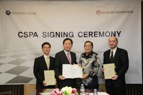 외쪽부터 두번째 신한은행 서진원 은행장, 세번째 지뚜 시안안다르 Djitu Sianandar PT. Metropanca Gemilang의 이사회 의장, 네 번째 하리 꾸수마 Harry Kusuma (Bank Metro Express 부행장)