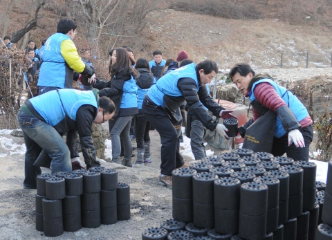 한국교직원공제회 임직원들은 20일 서울 관악구 신림동에서 ‘사랑의 연탄 나눔’ 봉사 활동을 펼쳤다.