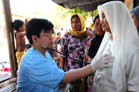 캄보디아 빈민촌을 찾은 대한당뇨병학회 봉사단이 환자를 진료하고 있다