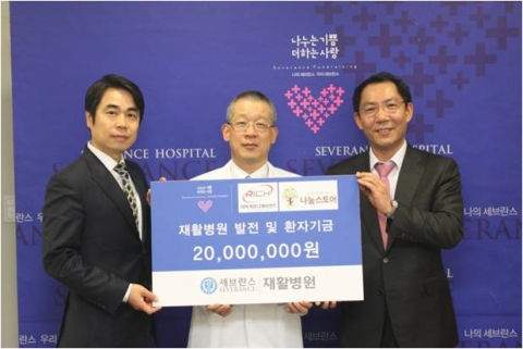 국내 유명 로또복권 정보업체인 리치커뮤니케이션즈(대표 장대용)와 쌀화환 대표기업 나눔스토어(대표 강진원)는 지난 18일 서울 서대문 연세대 세브란스 재활병원(원장 신지철)을 찾아