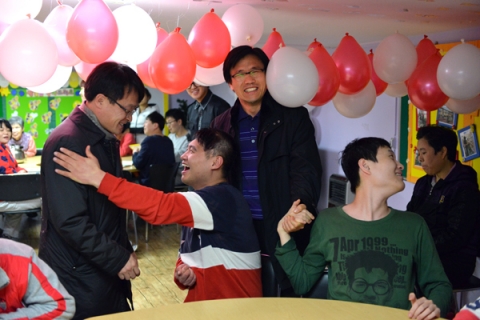 농림수산식품교육문화정보원, 송년맞이 행복바자회 실시(사진은 벽진원 방문 모습)