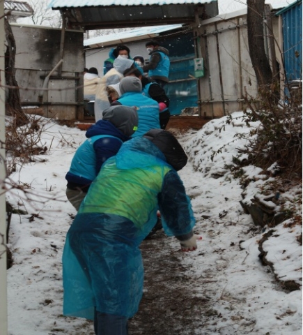 한국보건복지인력개발원(원장 이상용, 이하 KOHI)은 12월 21일 연말 송년회 행사로 「사랑의 연탄배달 나눔행사」를 진행했다고 밝혔다. 사진은 연탄 배달하는 모습