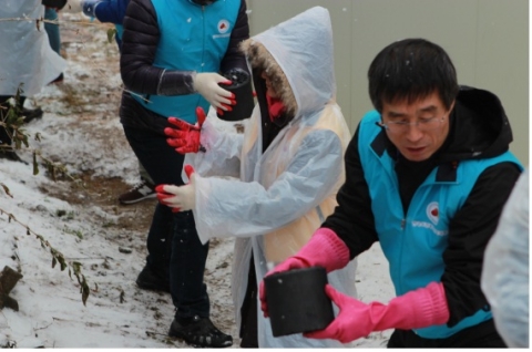 한국보건복지인력개발원(원장 이상용, 이하 KOHI)은 12월 21일 연말 송년회 행사로 「사랑의 연탄배달 나눔행사」를 진행했다고 밝혔다. 사진은 연탄 배달하는 모습