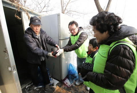 김성혜이사장과 조희준 사무국장이 대상자 가정에 연탄을 배달하고 있다