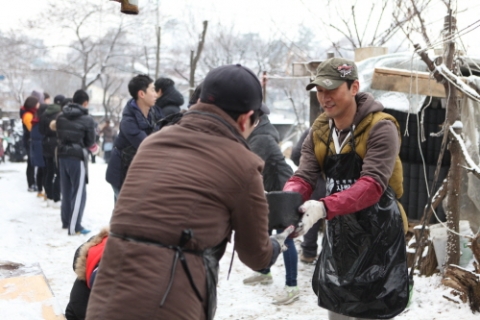 사랑의 산타 연탄나눔에 자원봉사자로 동참한 배우 이석준 씨