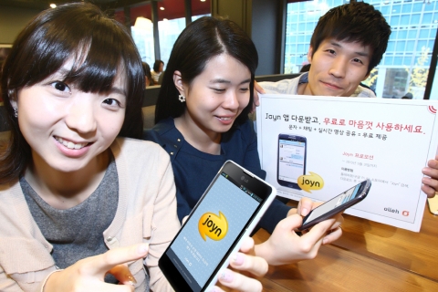 KT는 차세대 통합 커뮤니케이션 RCS를 26일부터 서비스한다고 밝혔다. 고객들이 RCS 서비스를 다운받아 사용해보고 있다.