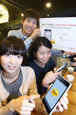 KT는 차세대 통합 커뮤니케이션 RCS를 26일부터 서비스한다고 밝혔다. 고객들이 RCS 서비스를 다운받아 사용해보고 있다.