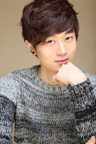 ‘생짜배기 신인’ 윤지훈의 신곡&lt;눈물이 빗물처럼&gt;이 지난 21일 첫 음원공개한지 불과 4일만인 25일 네이트 컬러링(모바일 연결음) 음원 차트 1위를 차지했다.