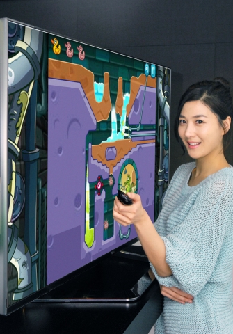 LG전자가 온가족이 함께 즐길 수 있는 인기 게임들을 내년 LG 시네마3D 스마트TV에서 대거 제공하기로 했다. 모델이 여의도 트윈타워에서 디즈니社의 인기 퍼즐게임인 '스