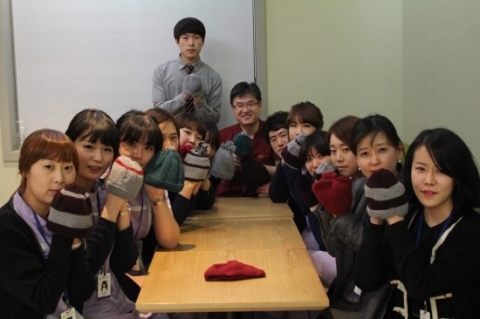 사랑모아통증의학과 직원들이 저체온증으로 사망하는 전 세계 영유아를 살리기 위해 털모자를 직접 떠서 국제아동권리기관인 세이브더칠드런의 해외사업장에 보내주는 캠페인에 동참했다.