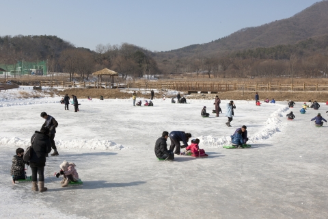 독립기념관(관장 김능진)은 2013년 1월 1일부터 독립기념관 서곡 연지를 활용하여 3,900㎡ 규모의 '얼음썰매장'을 개장한다.