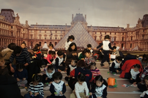 해운대문화회관 제1전시실에 초대형으로 설치된 루브르광장(?)에서 어린이들이 나만의 명화티셔츠 만들기체험을하고 있다