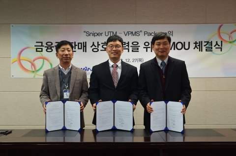VPMS 김정환 대표(가운데)와 윈스테크넷 김대연(왼쪽) 대표가 금융기관 영상정보 보호관리 패키지 출시를 위한 협약을 체결했다.