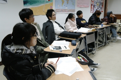 서울대 정시논술 특강을 개설하는 대치동 신우성논술학원 수업 장면