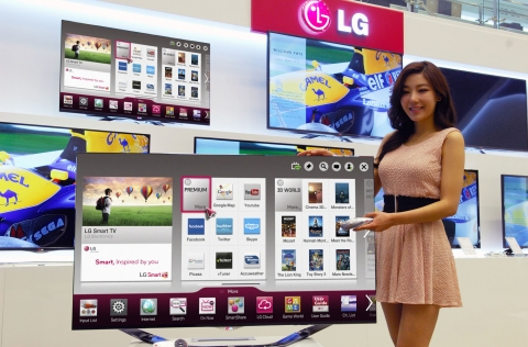LG전자가 2013년형 시네마3D 스마트TV를 내달 &#039;2013 CES&#039;서 처음 공개한 후 오는 1분기 한국에 출시한다. 이 제품은 음성명령 및 대화가 가능한 지능형 음성인식 기능 &#039;Q보이스&#039; 등으로 사용자 편의성을 극대화했다. 모델이 양재동에 위치한 LG전자 서초R&D캠퍼스에서 2013년형 시네마3D 스마트TV를 소개하고 있다.
